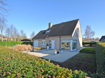 Moderne Villa in gegeerde wijk te Merelbeke