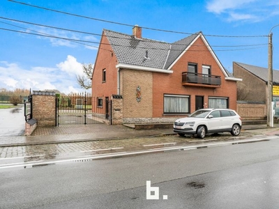 Ruime gezinswoning met diepe tuin, 3 garages en private par