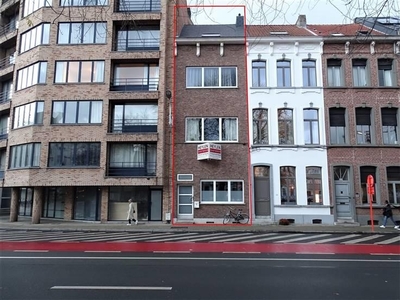 Ruime rijwoning met 5 slaapkamers en stadskoer !