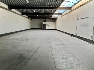 Strategisch gelegen KMO-unit van 290 m² nabij de E313