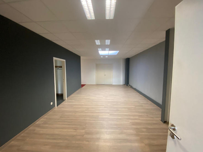 Te huur magazijn +/- 214 m² en kantoor 96 m² in Wauthier-Bra