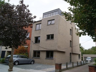 Triplex met 2 kamers en zonne terras.