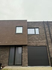 Nieuwbouwwoning te huur - volledig afgewerkt met garage