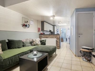 Te renoveren woning met 3 slaapkamers en stadskoer in Gent!