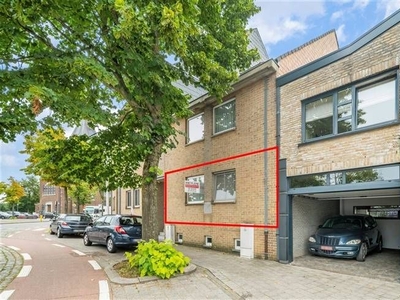 Op te frissen appartement met 3 slaapkamers en garage