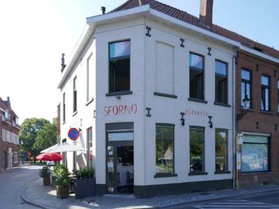 Zéér goed gelegen polyvalent hoekpand met garage en woonst aan de Dampoort te Brugge.