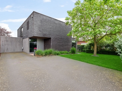 Moderne open bebouwing met drie slaapkamers en tuin