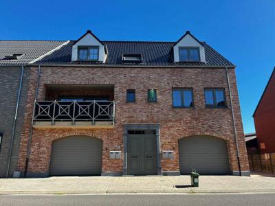 Dakappartement met 2 slaapkamers, zeer ruim terras en autost