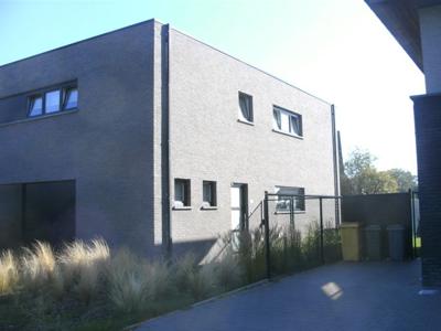 Recente moderne woning/appartement met garage en tuin