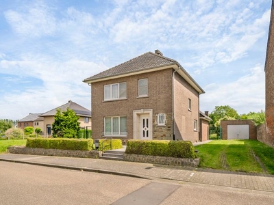 Instapklare gezinswoning met 3 slaapkamers en leuke tuin ...