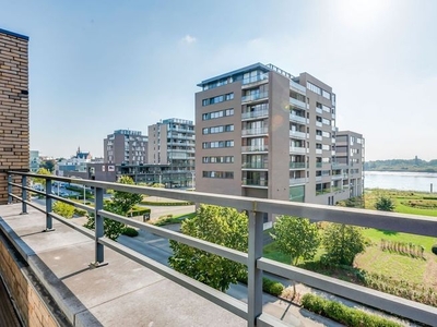 Penthouse met aparte bureelruimte en frontaal Scheldezicht