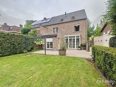 Ruime en Luxueuze Halfopen Bebouwing met 4-5 Slaapkamers