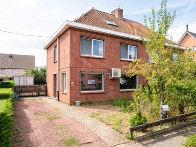 Ruime half open woning met mooie tuin en 5 slaapkamers.