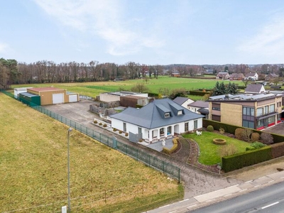 RUIME VILLA MET 430 M² WERKPLAATSEN OP 26,37 ARE