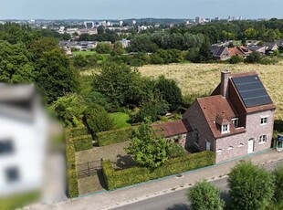 Karaktervolle villa in een groene omgeving in Dilbeek