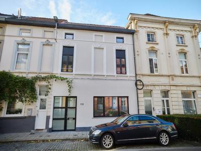 Renovatiewoning met 3 slaapkamers en zonnige stadstuin