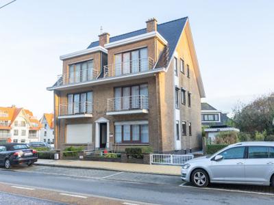 Te renoveren appartement met terras op 2 min van het strand