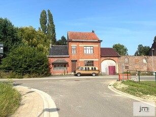 Huis met kantoor, stallingen en grote tuin