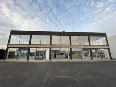 600 m² showroom/kantoren langs Steenweg op Dendermonde