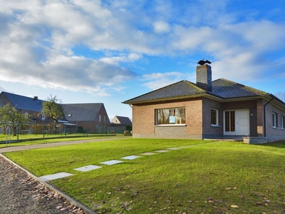 Bungalow met 3 slpk, garage en tuin te Oombergen