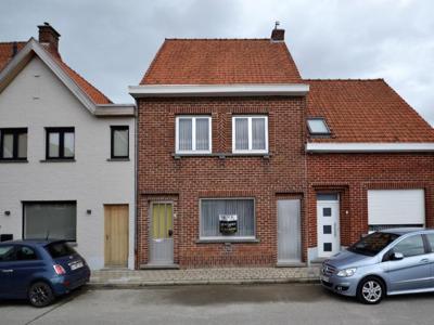 Gezinswoning met 3 slaapkamers, garage en tuin.