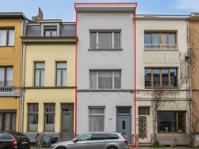 Te renoveren, ruime gezinswoning met 3 slaapkamers en tuin te Antwerpen