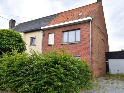 Halfopen bebouwing met 3 slaapkamers, garage en tuin te koo