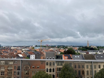 Dakstudio met groot terras met zicht op de stad