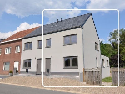 Moderne, nieuwbouw-woning met 3 slpk en garage.