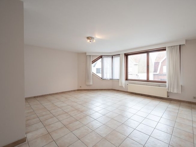 Op te frissen 3-slaapkamer appartement(duplex) met ruim ter