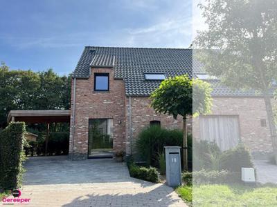 Halfopen nieuwbouwwoning in pastoriestijl