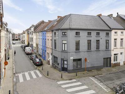 Handelspand (79 m²) met woonst (140 m²) te koop in Gent