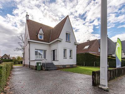 Ruime open bebouwing met 3 slaapkamers, tuin en garage.