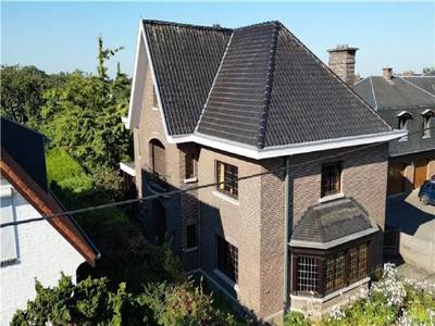 statige villa met zuidwest gerichte tuin en aparte garage op