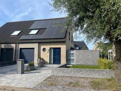 Woning met zonnepanelen, tuin en garage op een rustige locat