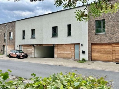 Instapklare woning, 3 slpkrs, stadstuin en garage nabij het