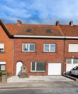 Woning met 4 slaapkamers en garage te Zarren