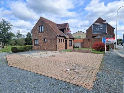 WSB-immo biedt u deze stevige woning te Meerbeke (Ninove).