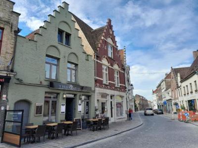 Zéér goed gelegen handelspand met woonst en zonneterrassen nabij de Kruispoort.