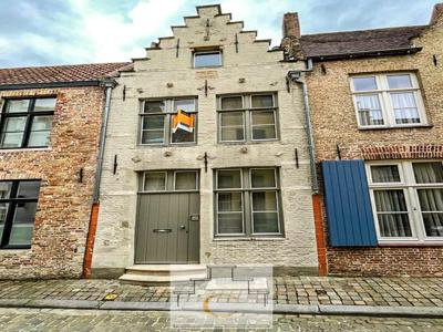 17e eeuws trapgevelwoning nabij gezellig pleintje