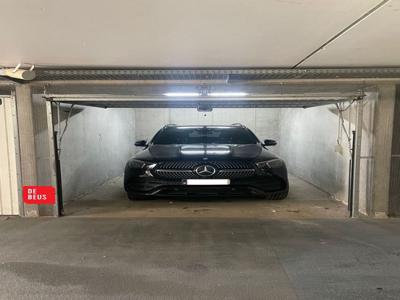 Afgesloten garagebox met elektrische poort