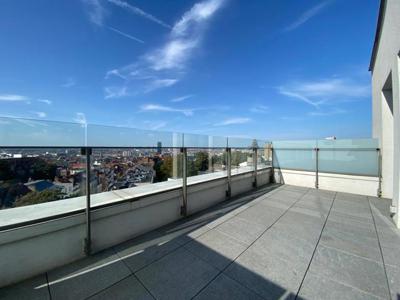 CHATELAIN: Beautiful 3 bedrooms penthouse with 68m² terrace