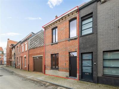 Gerenoveerde stadswoning met 3 slaapkamers en terras.