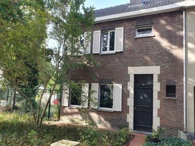 Goed gelegen zonnige HOB met drie slaapkamers en mooie tuin