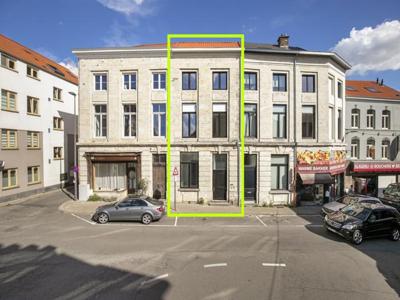 Handelspand met woonst 4 slaapkamers, 3 keukens, 3 kantoren.