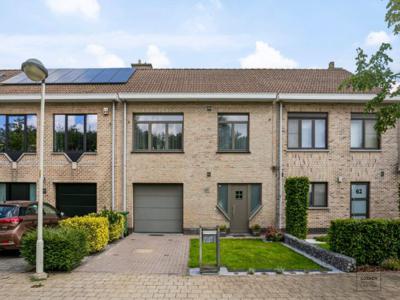 Instapklare woning met een bew opp van 230 m², 3 slpk's, leuke & zonnige tuin op een perceel van 245 m²