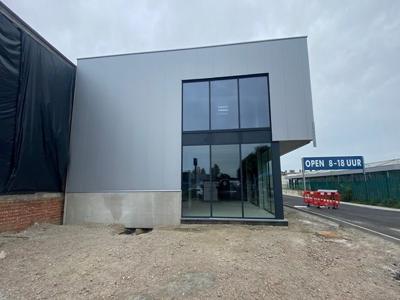 Nieuwbouw showroom met magazijn aan A12 in Wilrijk