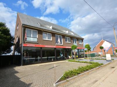 Polyvalent handelspand met toonzaal van 176 m² en 2 kantoorruimtes.