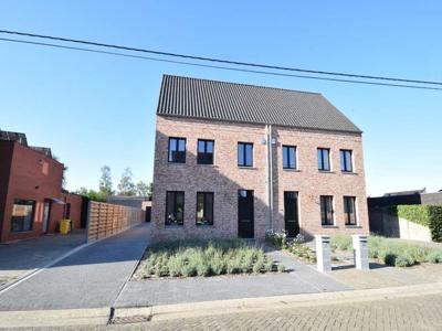 Recente pastoriewoning met 3 slaapkamers, badkamer, grote...