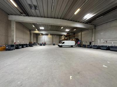 TE HUUR magazijn +/- 1.200 m² met een hoogte van 8 m² mog...
